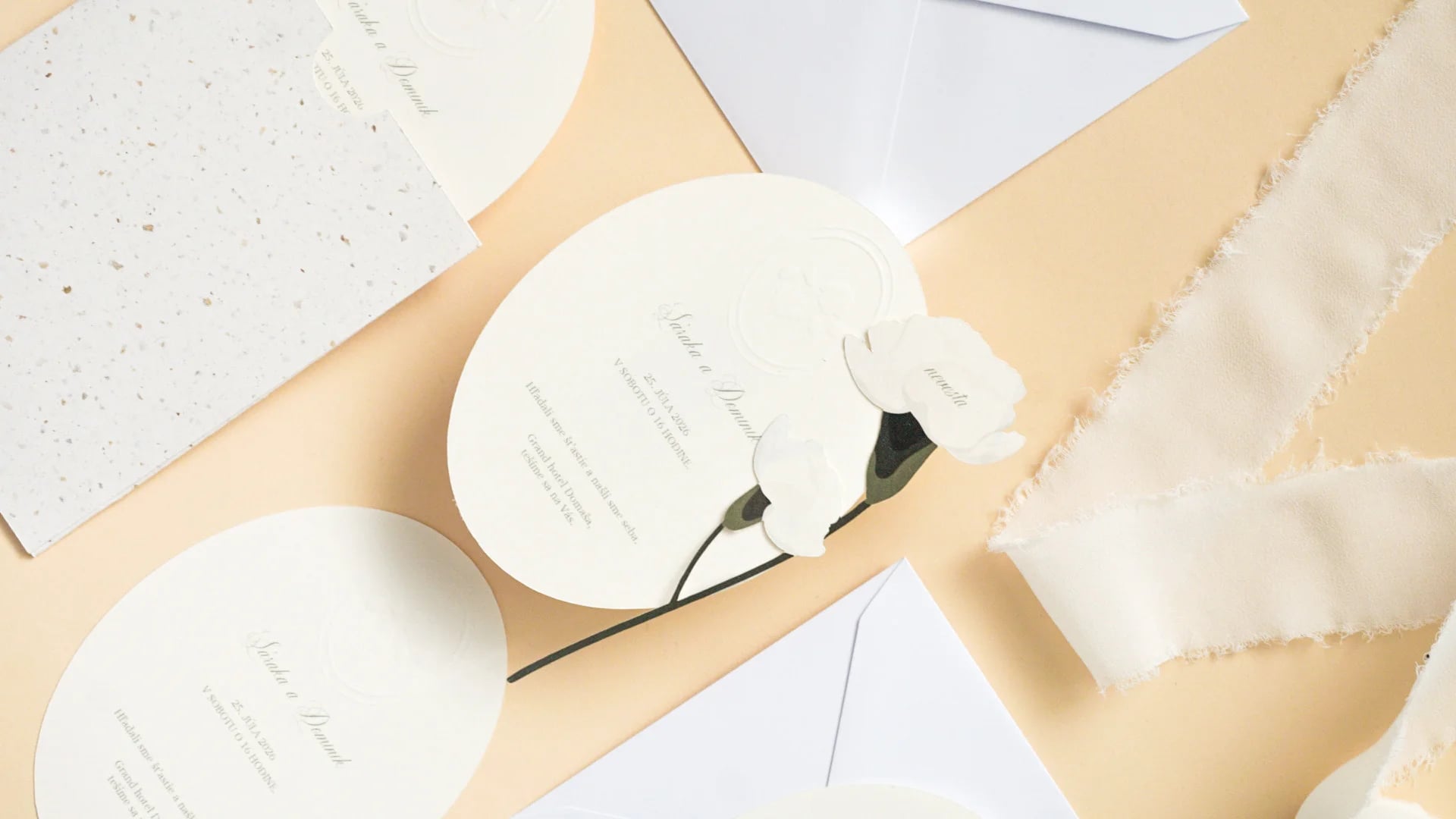 Svadobné oznámenie s minimalistickým dizajnom a prírodnou dekoráciou