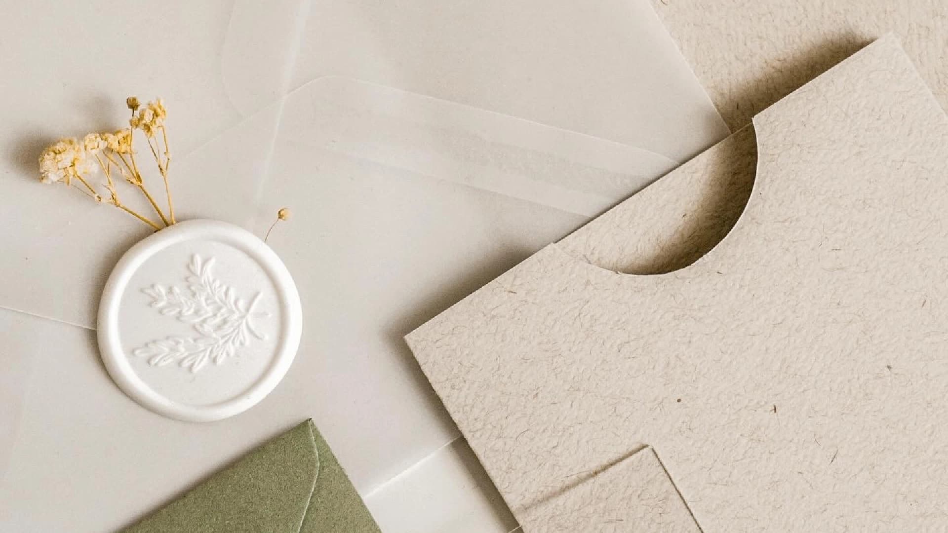 Svadobné tlačoviny s reliéfnou pečaťou a prírodnou dekoráciou