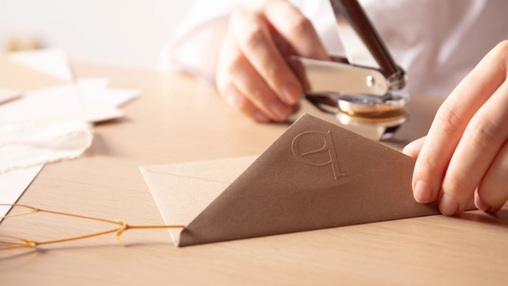 Ručné zdobenie svadobného oznámenia zlatým pierom