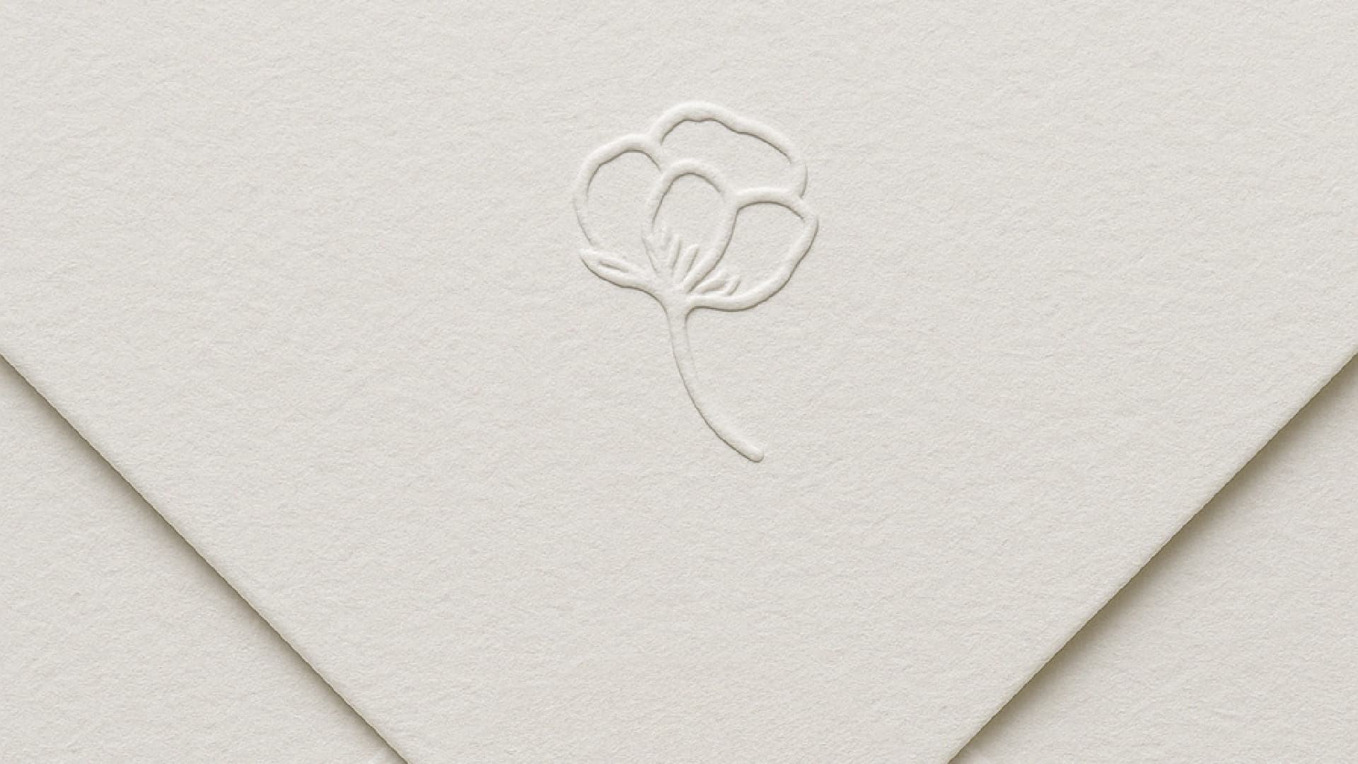 Blindtlač kvetinového motívu na krémovom papieri