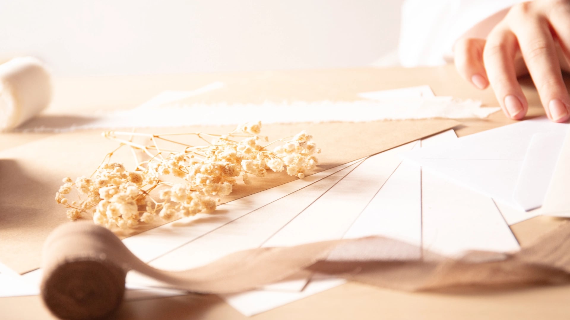 Svadobné oznámenie s prírodnou dekoráciou zo sušených kvetov