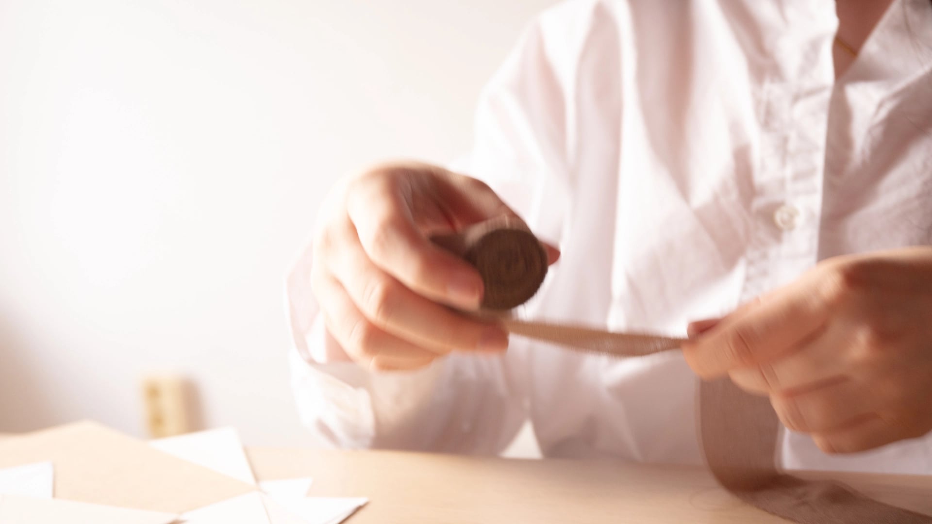 Ručná práca na svadobnom oznámení s jemným dizajnom