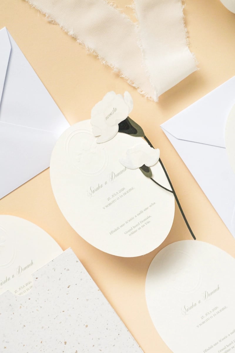 Svadobné oznámenie s minimalistickým dizajnom a prírodnou dekoráciou
