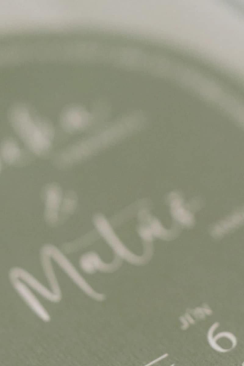 Detail vyrazeného textu na mätovej obálke