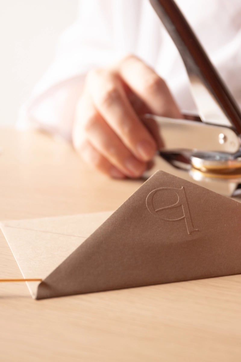 Ručné zdobenie svadobného oznámenia zlatým pierom