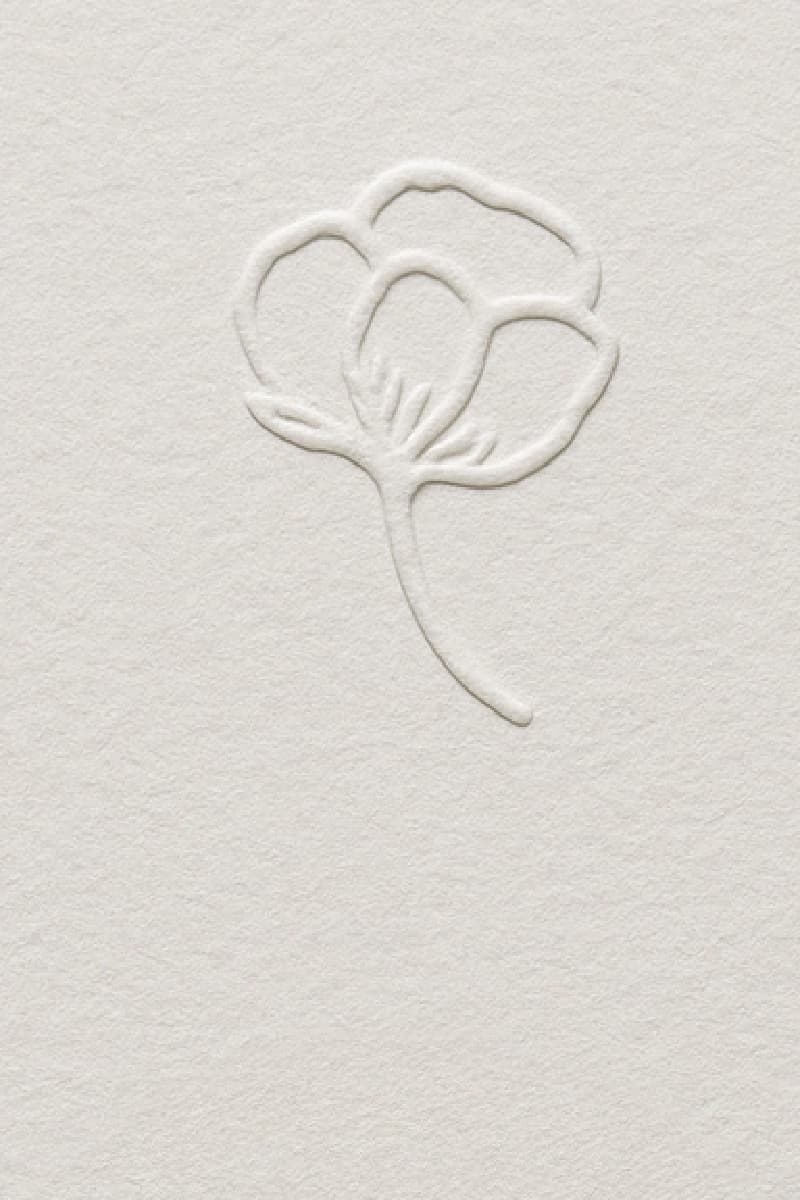 Blindtlač kvetinového motívu na krémovom papieri