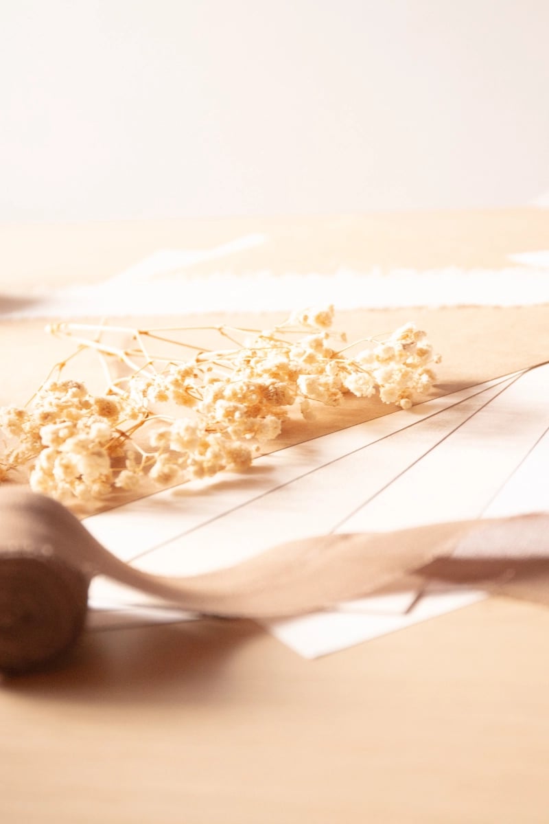 Svadobné oznámenie s prírodnou dekoráciou zo sušených kvetov