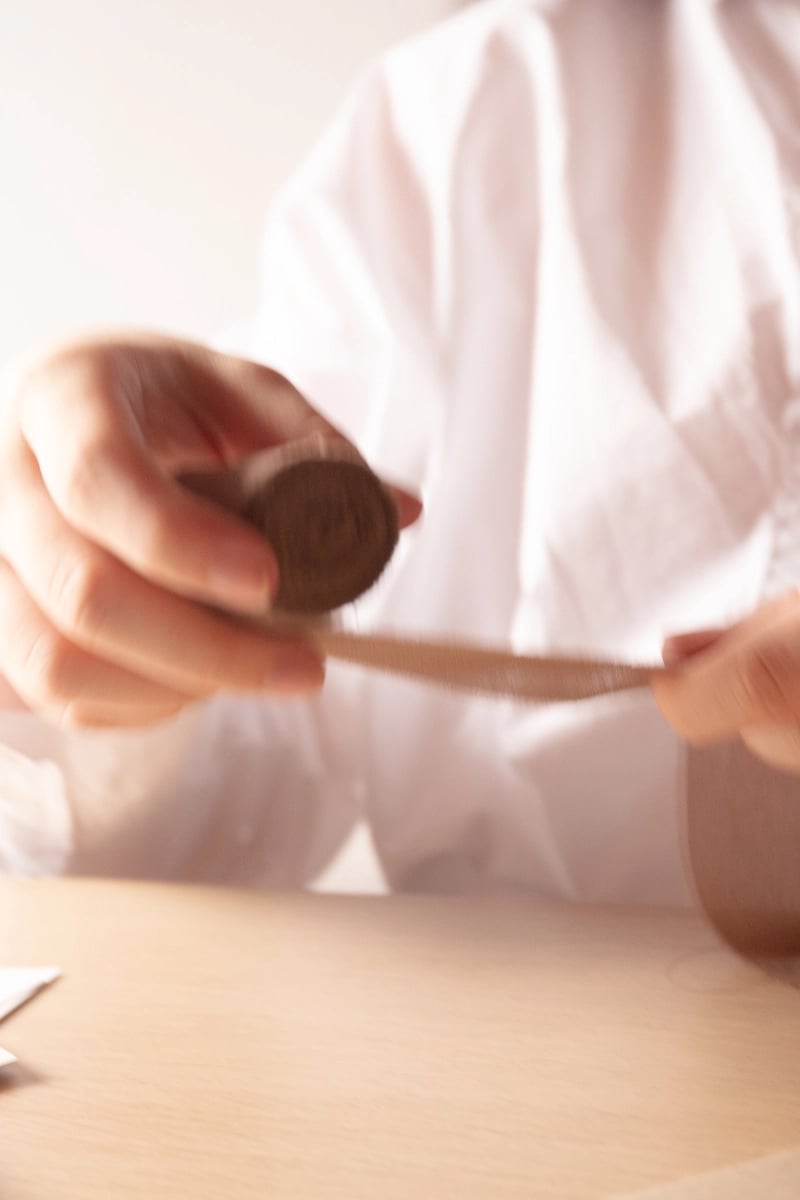 Ručná práca na svadobnom oznámení s jemným dizajnom